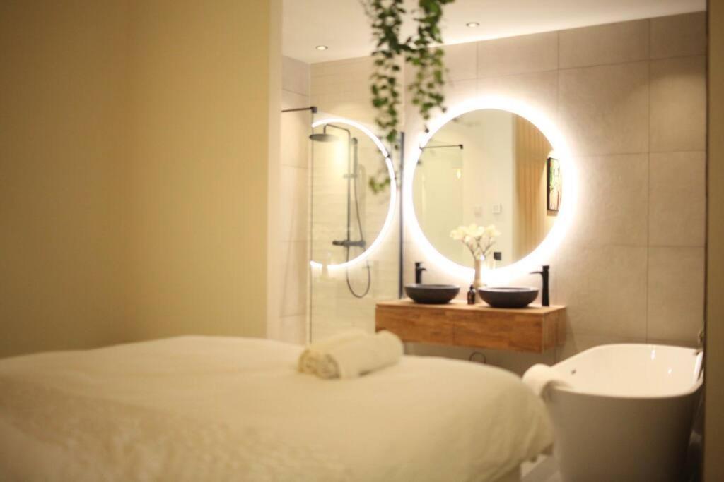 Luxury Harbour Suite With Private Parking Лоосдрехт Екстериор снимка